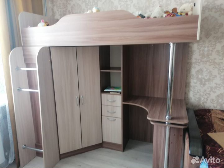 Детская кровать чердак со столом и шкафом
