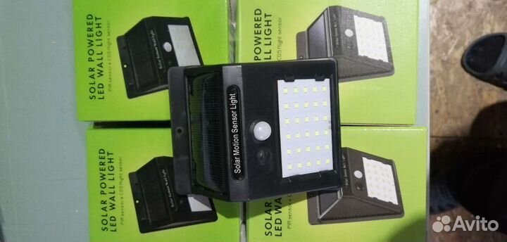 Светильник на солнечной батарее с датчиком движени