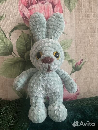 Плюшевый заяц вязаный