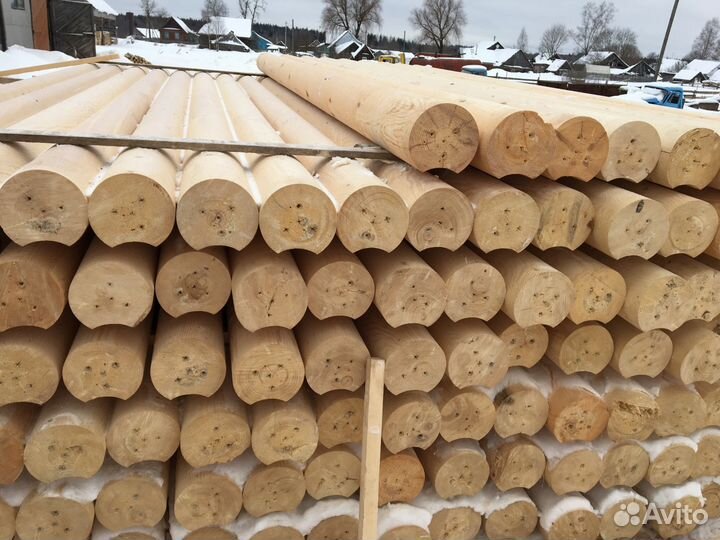 Оцилиндрованное бревно зимний лес