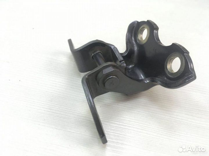 Петля двери верхняя правая Toyota Rav4 CA40