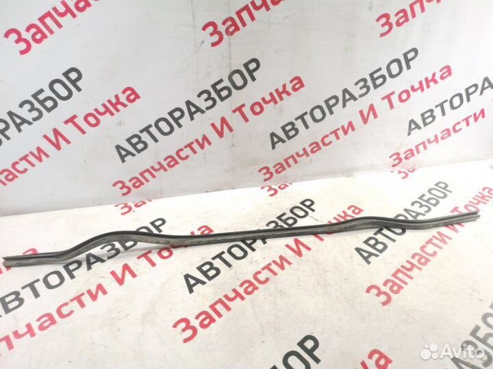 Уплотнительная резинка капота Porsche Cayenne 958