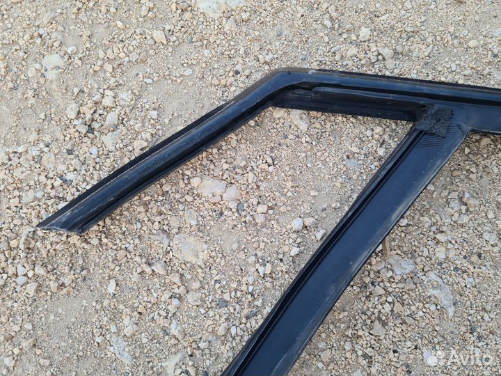 Уплотнитель стекла передний правый Focus 3