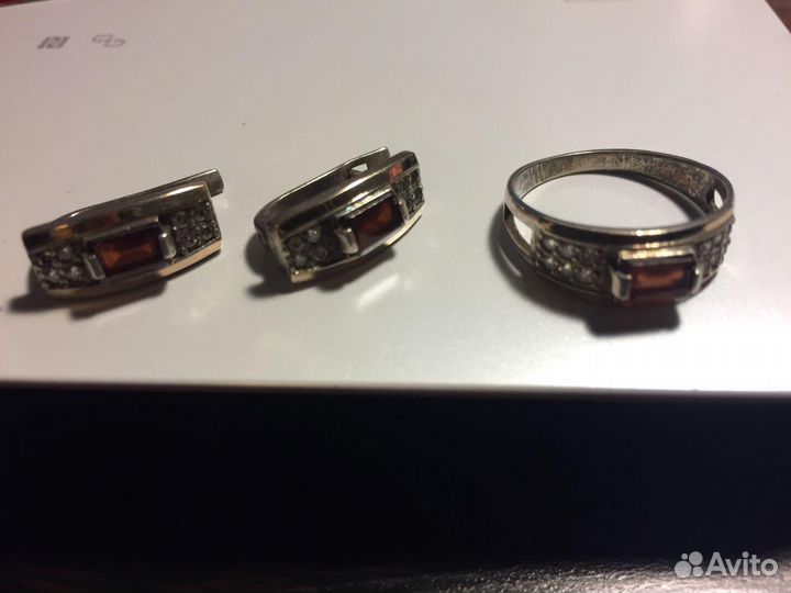 Серебряные кольцо и серьги с гранатами и фианитами