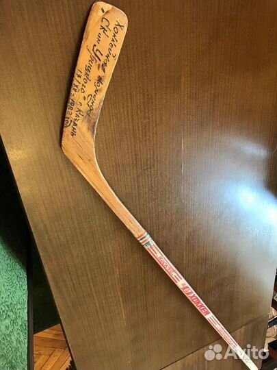 Клюшка с автографами хоккеистов ск Урицкого 1982