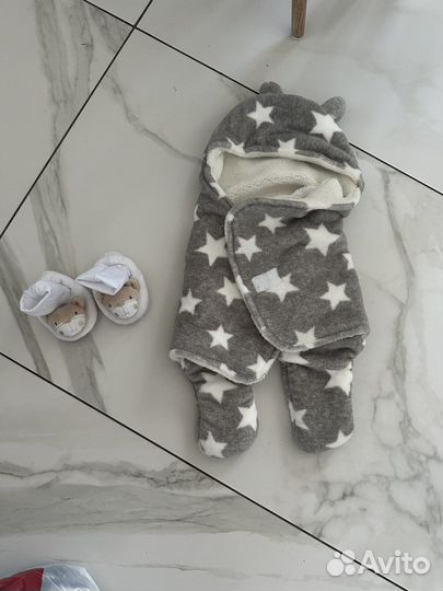 Конверт на выписку, пинетки, шапочка