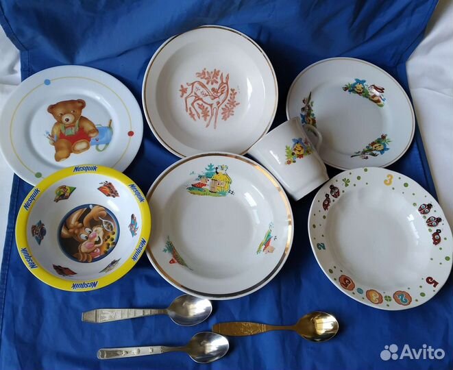 Детская посуда: тарелки, чашка, ложки