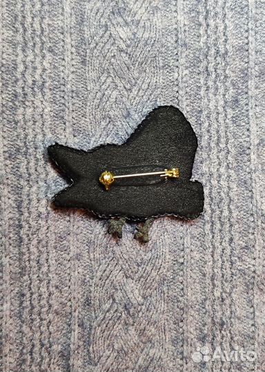 Брошь ручной работы вышитая ворон