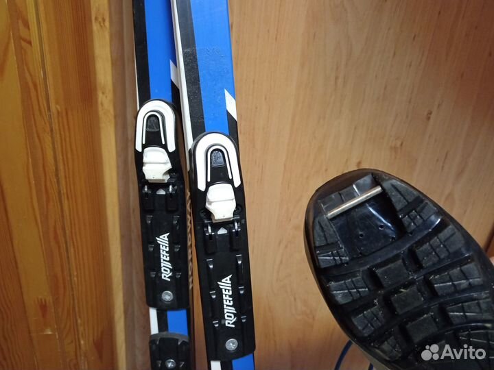 Продаются лыжи с ботинками (размер ботинок 36)