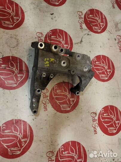 Опора двигателя правая кронштейн Nissan X-Trail