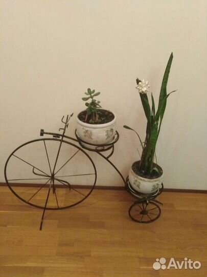 Металлическая подставка для цветов