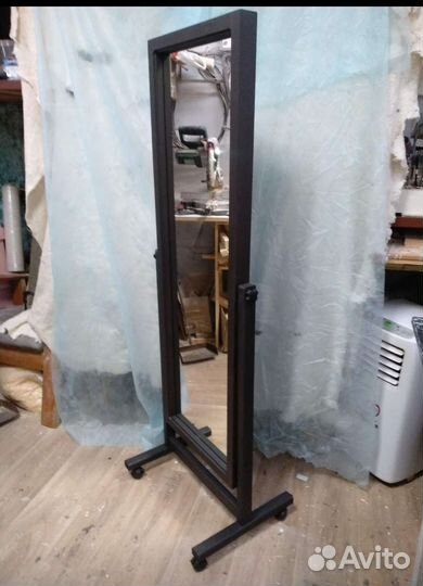 Зеркало на колесиках в полный рост