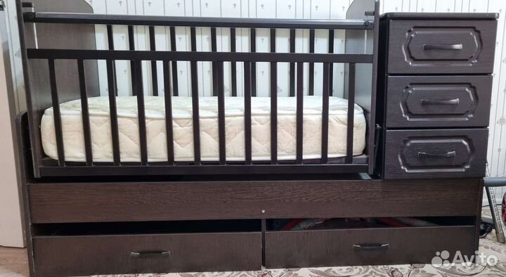 Детская кроватка с маятником и ящиком