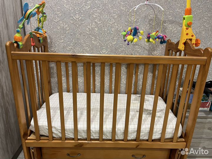 Детская кроватка с маятником