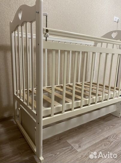 Детская кроватка с универсальным маятником