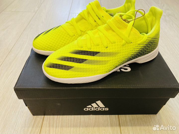 Футбольные бутсы adidas