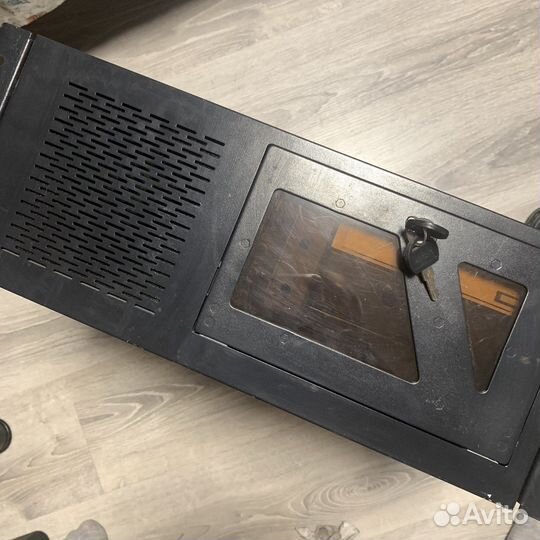 Корпус пк в серверную стойку монитор и сервер