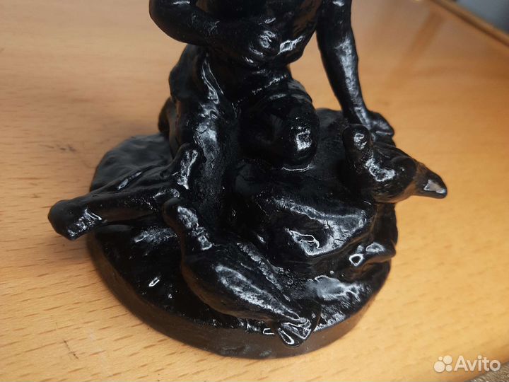 Статуэтка мальчик и голуби