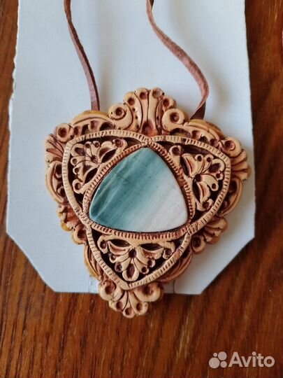 Подвеска из бересты с натуральным камнем