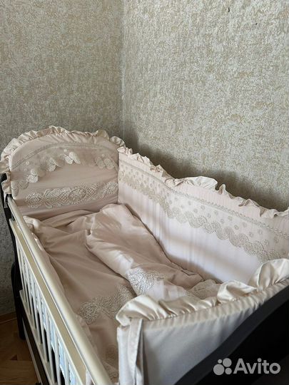 Детская кроватка с маятником