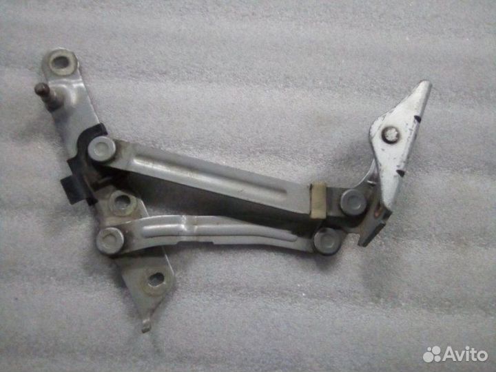 Петля крышки багажника задняя правая Nissan