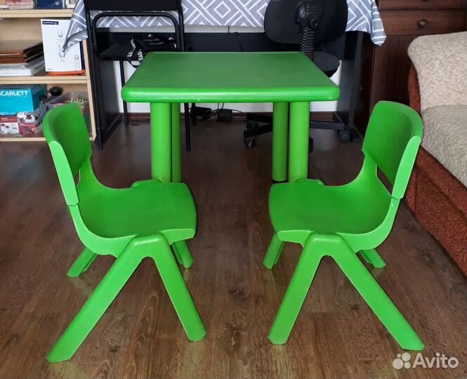 Детский столик и два стульчика