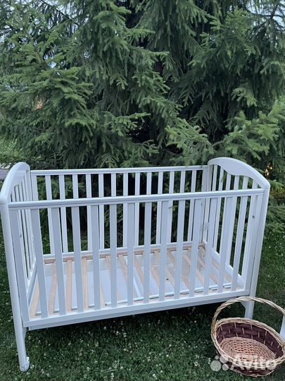 Детская кроватка и пеленальный комод