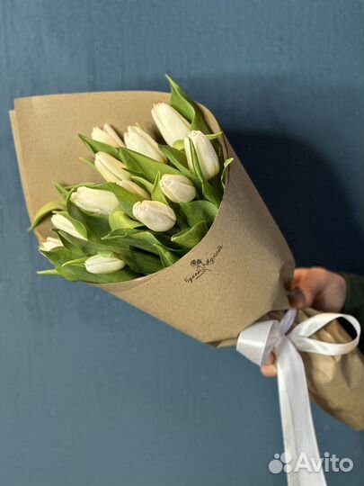 Букет «Капель» белые тюльпаны в крафте 13 шт