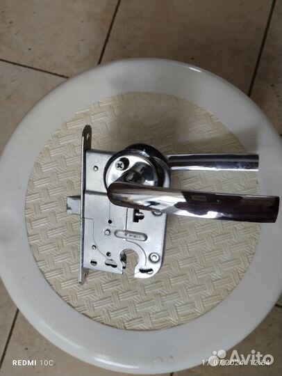 Дверная ручка с замком