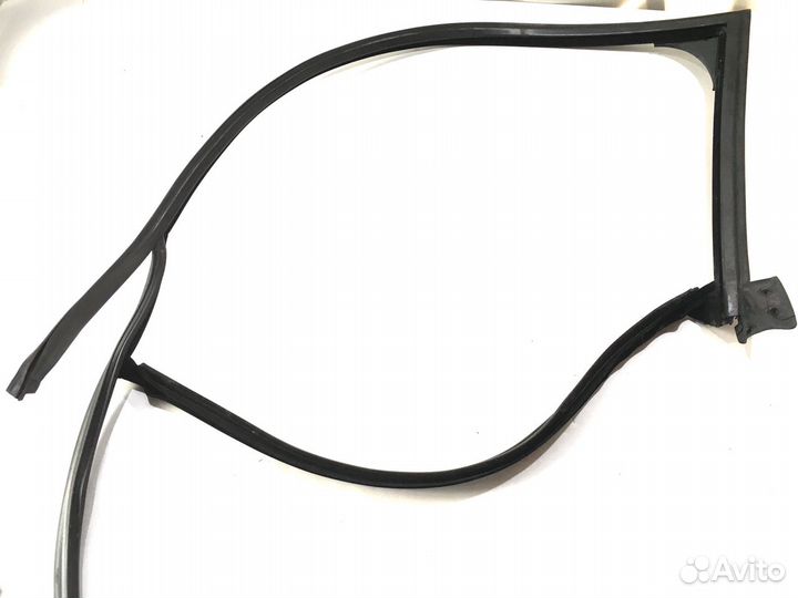 Уплотнитель передний левый Audi A6 C6