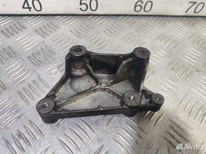 Б/У Кронштейн двигателя Mercedes#001