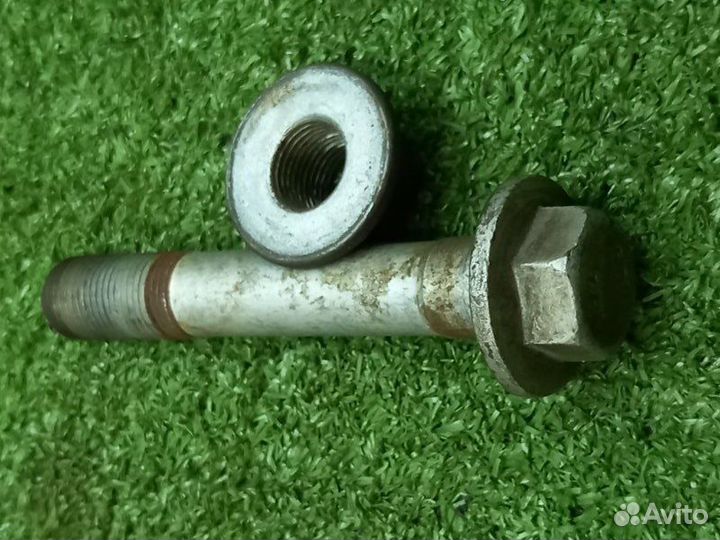 Болт подвески правый Land Rover Range Rover L322