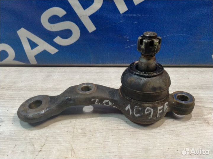 Шаровая опора передняя правая Toyota Mark Ii GX105