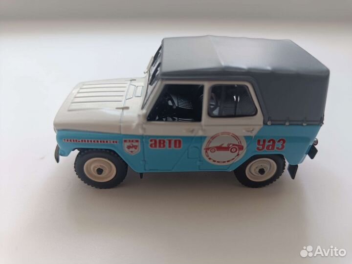 Модель автомобиля 1:43