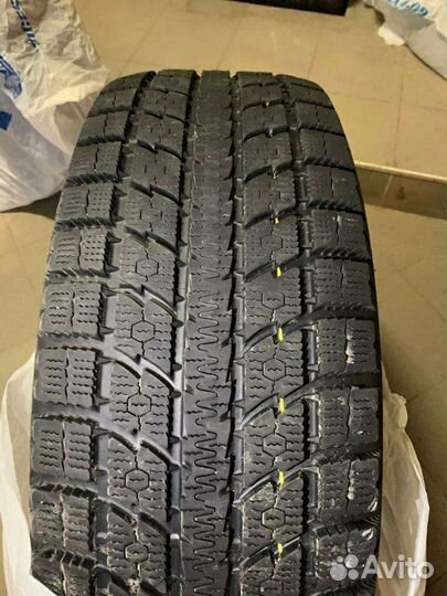 Dunlop Axiom Plus 275/60 R20