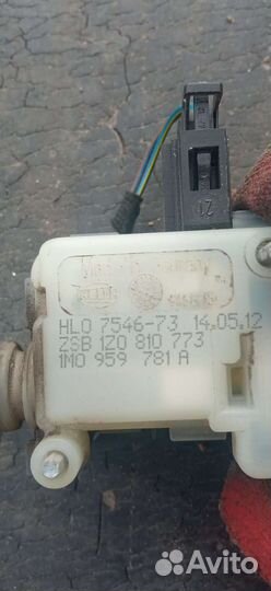 1M0959781A активатор лючка бензобака Октавия А5