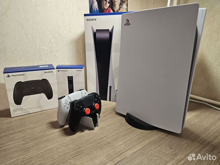 Sony playstation 5 + 2-ой геймпад, сумка и игра