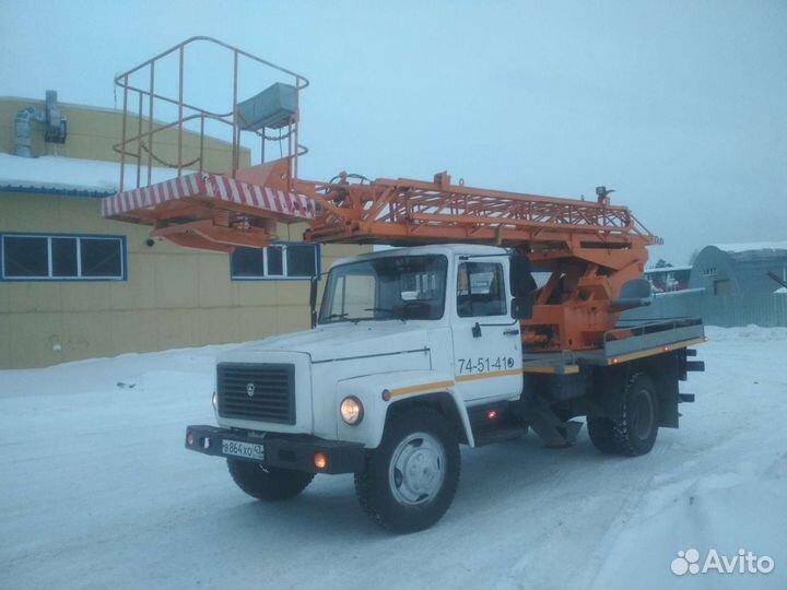 Водитель на автовышка