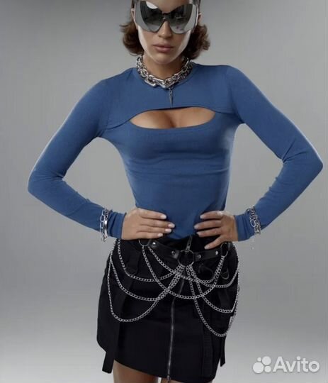 Лонгслив в рубчик с вырезом