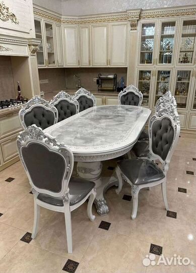 Большой обеденный стол и стулья