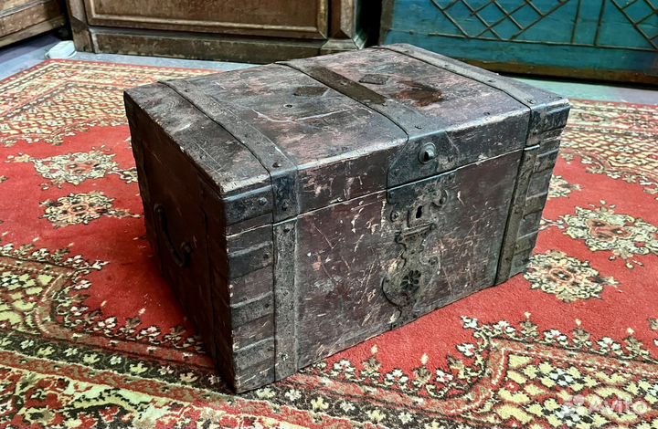 Сундук старинный