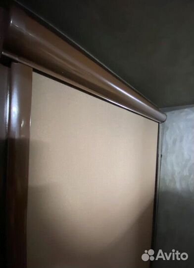 Рулонные шторы в коричневом коробе O1643