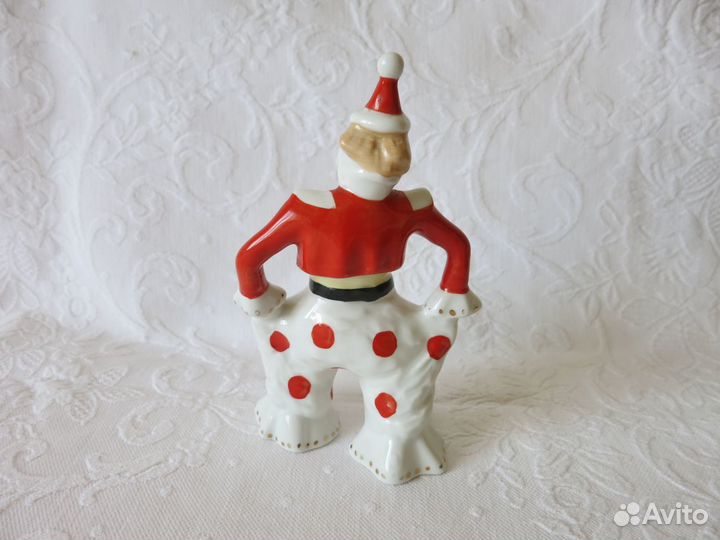 Фарфоровая статуэтка 