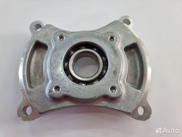 Фланец с обоймой подшипника выходного вала коробки