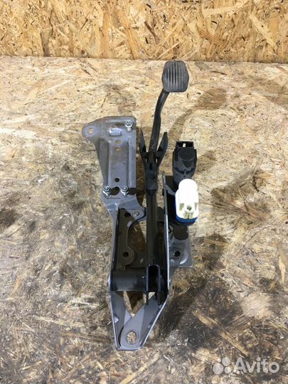 Педаль тормоза Ford Focus 2