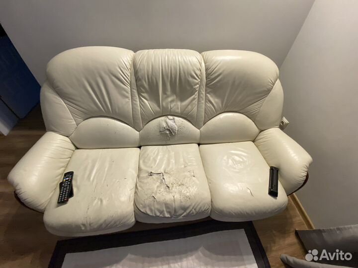 Кожаный диван и 2 кресла