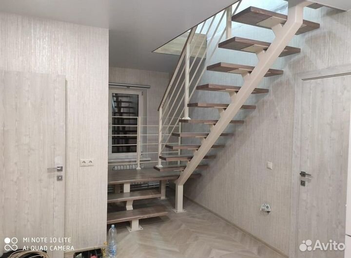 Лестница с площадкой на второй этаж