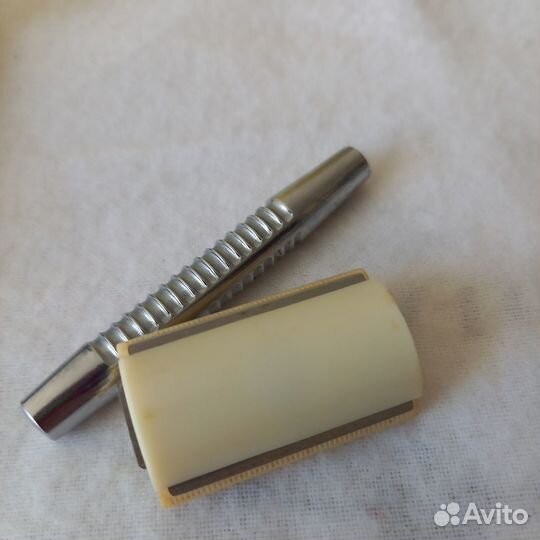 Бритвенный станок СССР в футляре, Т образный