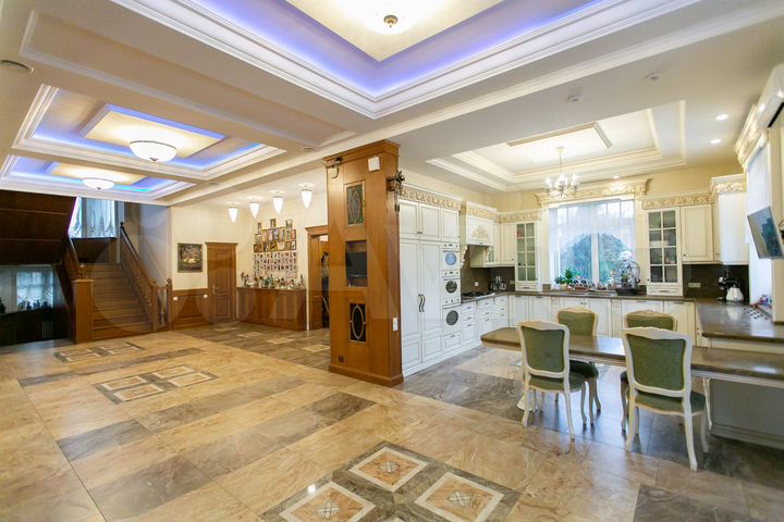 Дом 840 м² на участке 18 сот.