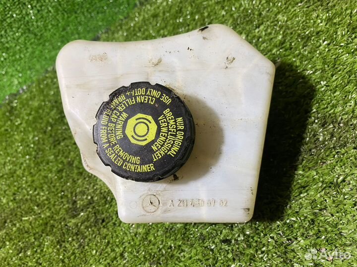 Бачок тормозной жидкости Mercedes-Benz W211